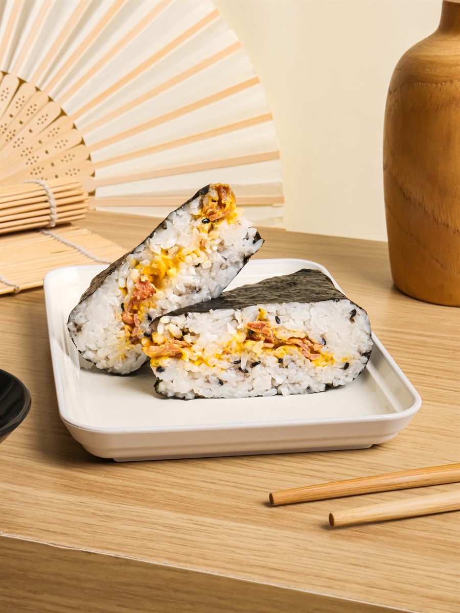 Onigiri dibelah dua di atas piring