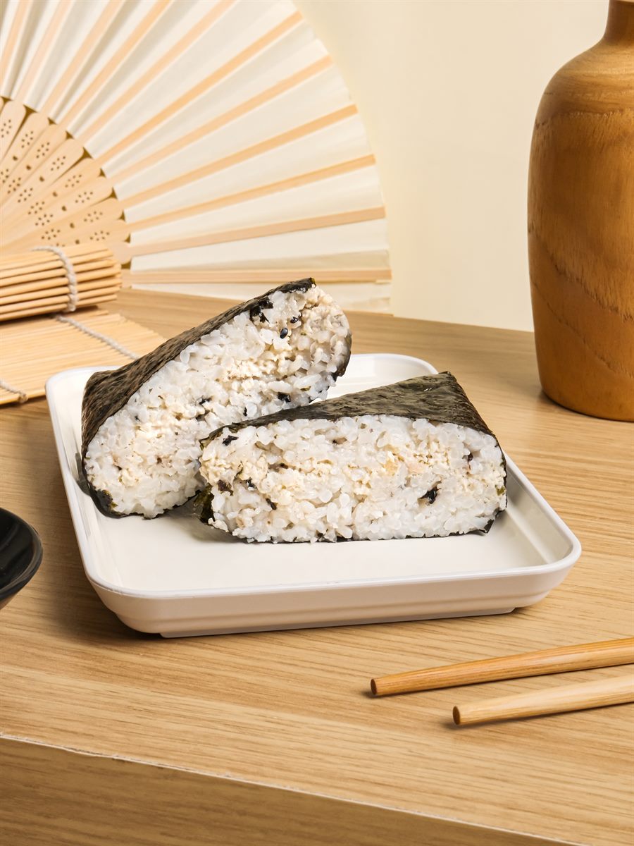 Potongan melintang onigiri, isian dan nasi terlihat