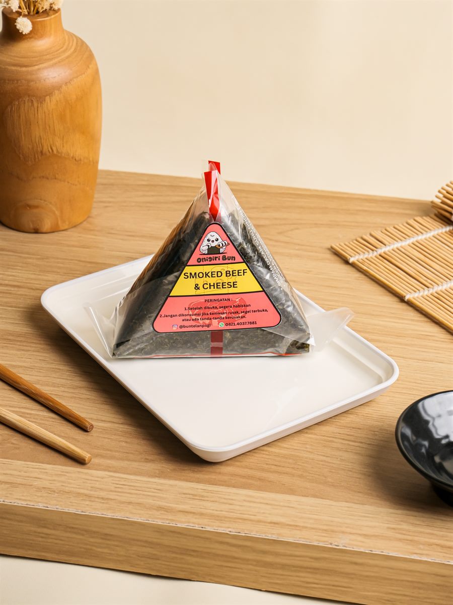 Kemasan onigiri segitiga di atas tray