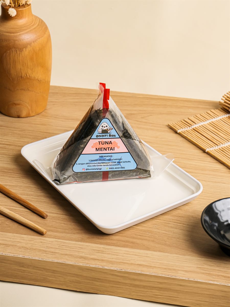Onigiri Bun Tuna Mentai dalam kemasan segitiga